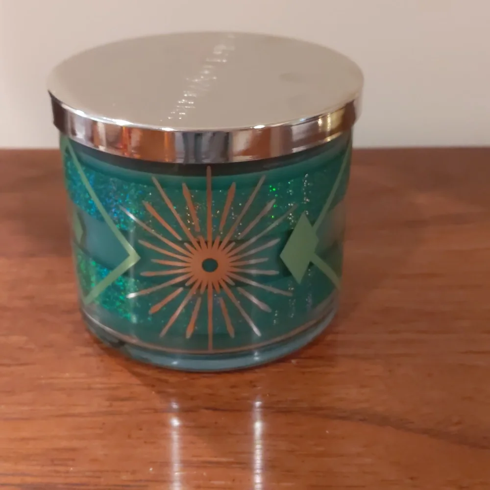 Merry Mistletoe 3 Wick Candle Bath & Body Works - Picture 3 of 7